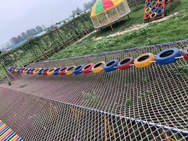 丛林穿越游乐项目