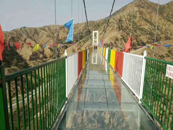 丛林穿越玻璃吊桥的建造流程